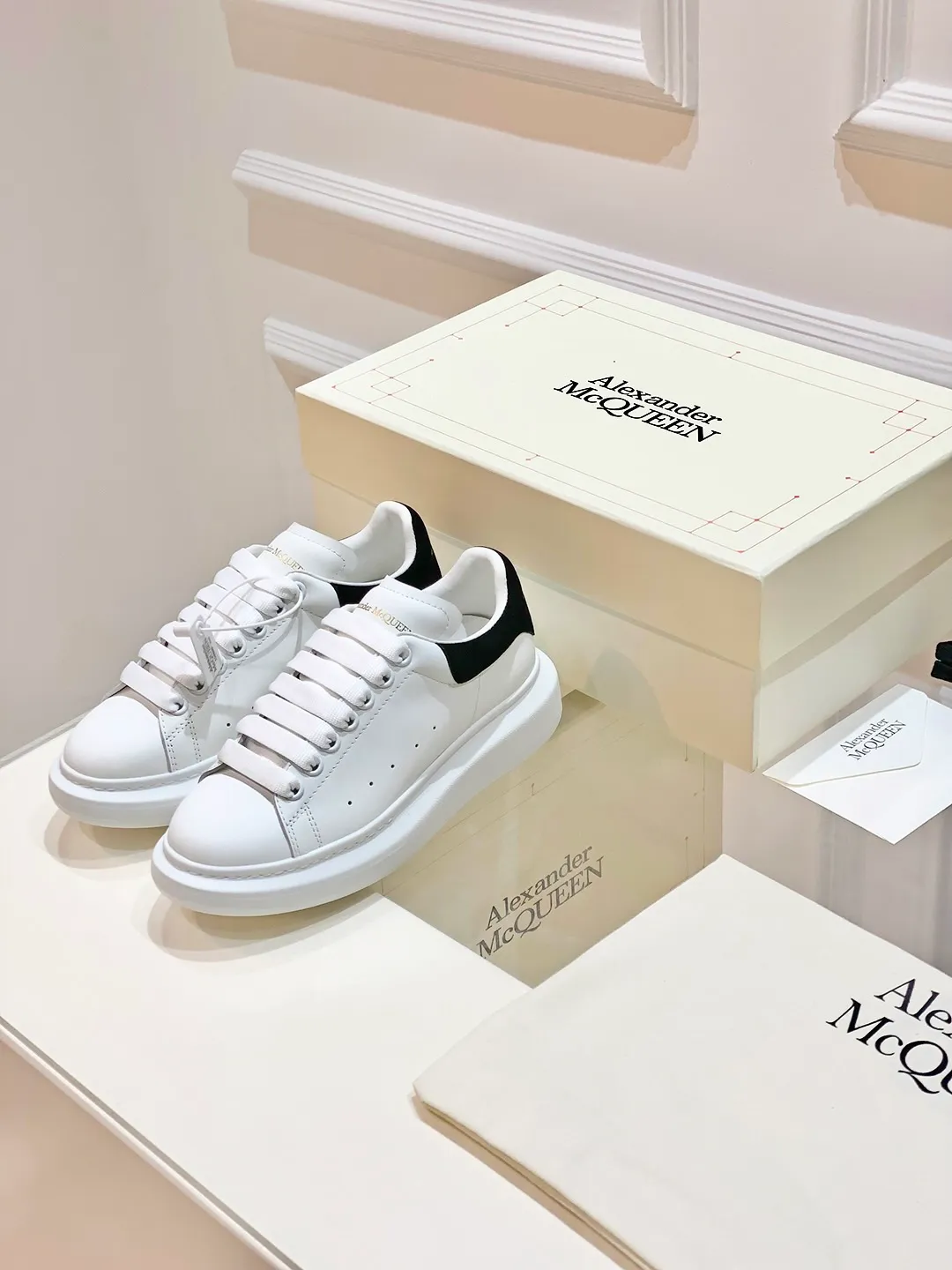 👟👟Ex-factory price 560👟👟 𝐀𝐥𝐞𝐱𝐚𝐧𝐝𝐞𝐫 𝐌𝐜𝐐𝐮𝐞𝐞𝐧A must-have for going out ~ full of confidence. McQueen white shoes are versatile and can instantly elongate your proportions. The long legs that fill the screen make you confident, sweet and cool, and can be controlled by both male and female gods, making you look better as you wear them. ⭐Shoe upper material: first-layer cowhide ⭐Shoe lining material: sheepskin ⭐Available sizes: 35-40, male 39-45 (female 40, male 45 customized)